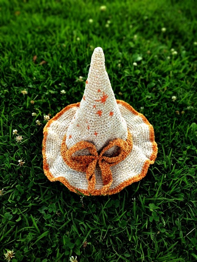 [La luz solar suave y cálida despertó la creatividad de los duendes para crear un gorrito similar en suavidad y bondad. Su delicada y fina presencia lo hace exelente para aquellos que buscan una esperanza de luz en este mundo. 🌍  🌟✨] Gorrito Solar 