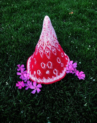 [Características del gorrito de setas 🍄    🧶 Hecho a mano en hilo 100% algodón  📏Talla: S - M   ☀️ Fresco y ligero perfecto para climas cálidos.   🧙 Ideal para cosplay o amantes del mundo de los Gnomos.  ✨Diseño inspirado en los Gnomos de Mercant Blanc.   Cuidados y conservación.  NUNCA secar en secadora.  No usar blanqueadores ni cloro.   No planchar.   Secar a la sombra en posición horizontal (no colgar).  Guardar en un lugar fresco y seco lejos de la luz directa] Gorrito De Gnomo Setas 🍄 | Hecho a mano hilo 100% algodón 