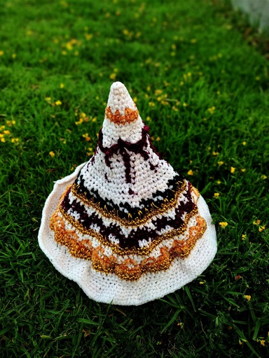 [En el mundo de los duendes hay Reyes y Reinas 👑 mantienen a todos unidos y traen el equilibrio donde se nesecita! Los duendes hicieron este gorrito para mostrarnos el diseño de coronas que llevan sus Reyes y hacer visible su amor por los gobernadores que traen paz a sus habitantes. 🧙🌙] Gorrito Reyes