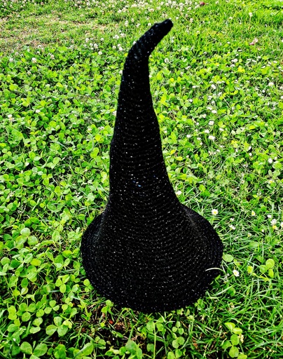 [Hay muchos cargos importantes dentro del mundo de los duendes, uno de ellos es supervisar los sueños de los demás y asegurarse de que quien esté teniendo pesadillas pueda ser rescatado y guiado a un mejor dormir, este es el arduo labor de los duendes nocturnos, quienes llevan gorritos negros para que los soñadores puedan distinguirlos. 🌛🌚🌠] Gorrito Nocturno 